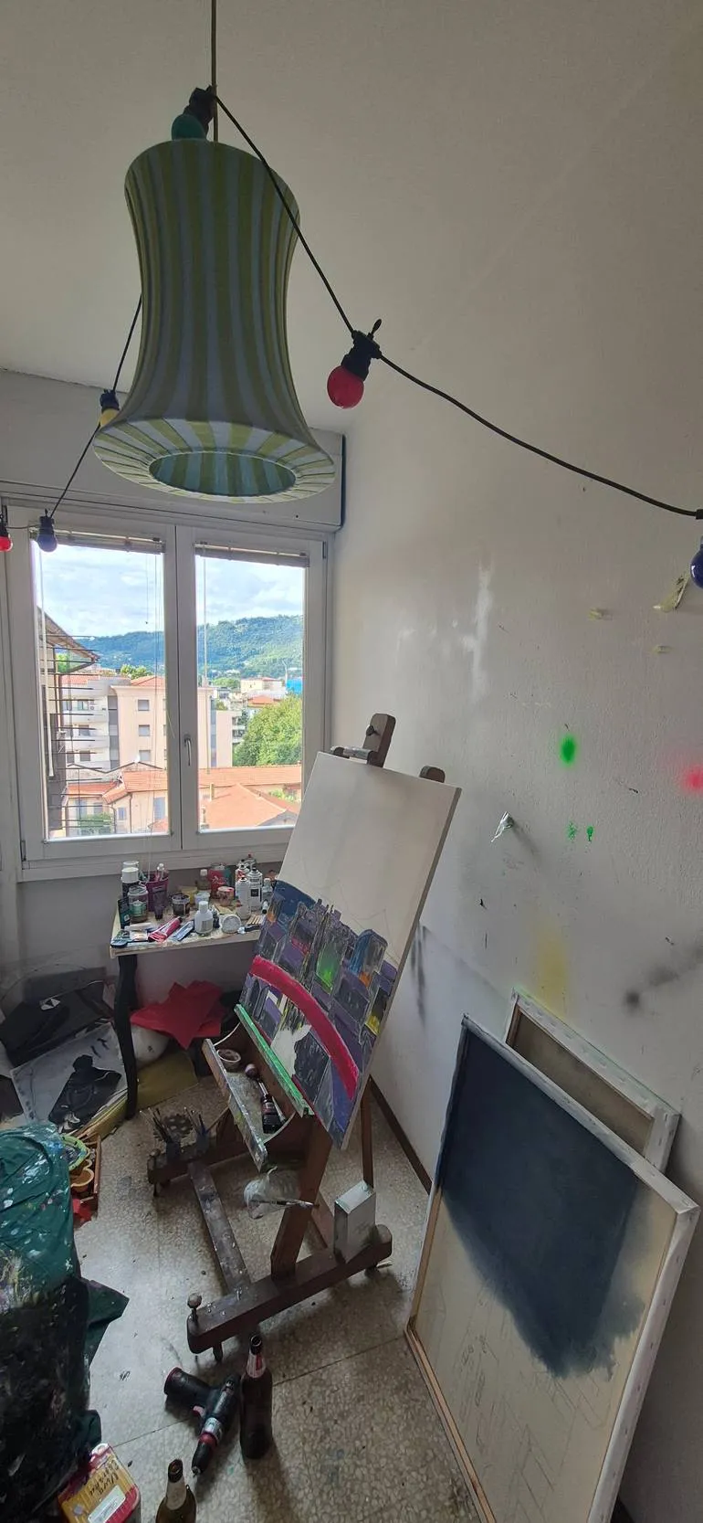 El estudio de Federico Carminati, con caballete y lienzos en curso