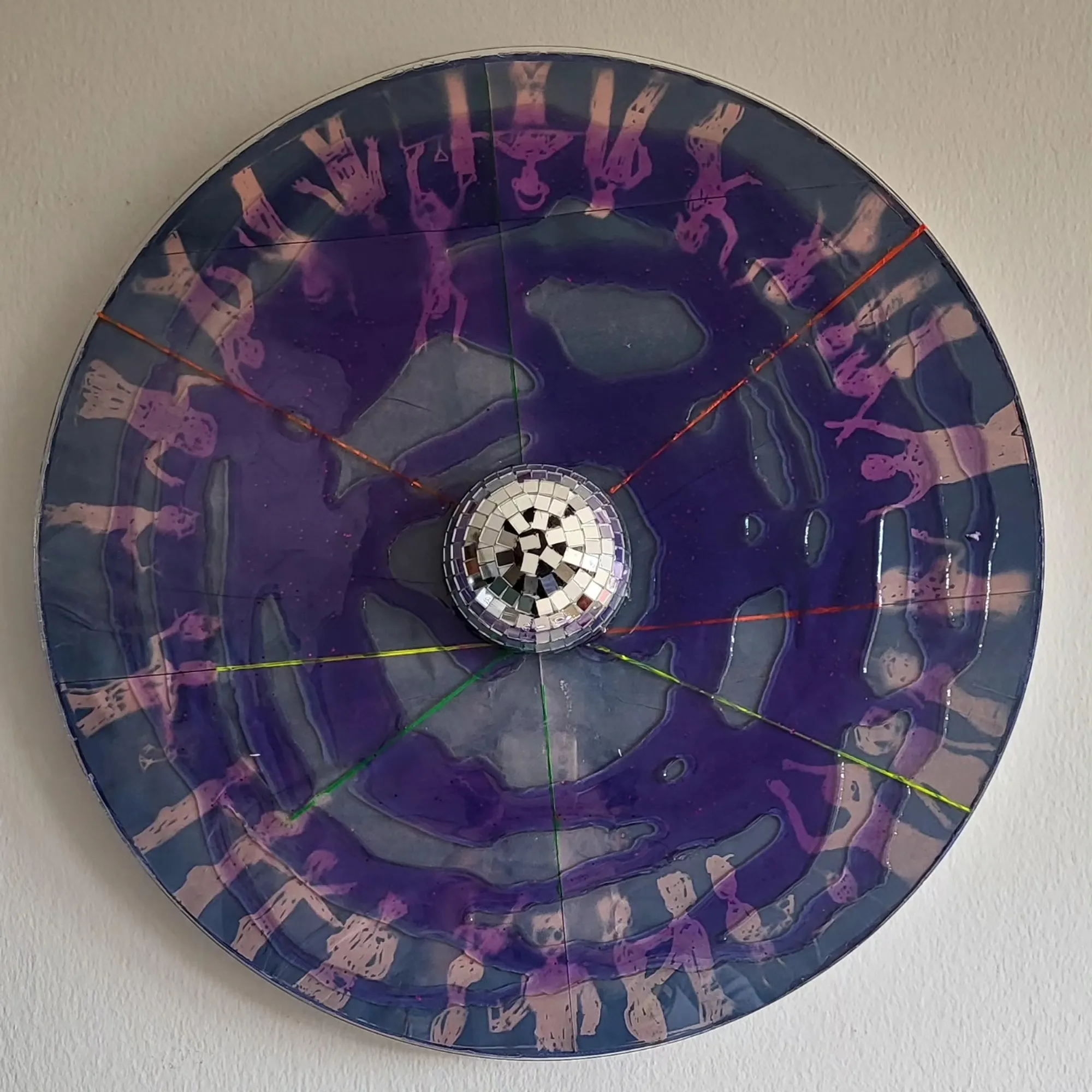Violet Party, rotierendes Rundwerk mit Cyanotypie, Epoxidharz und Spiegelkugel von Federico Carminati, 2024